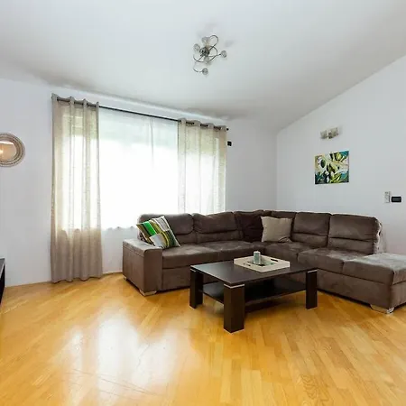 In Pore With Swimming Pool Poreč