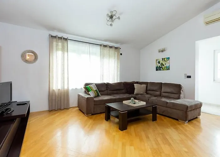 In Pore With Swimming Pool פורץ